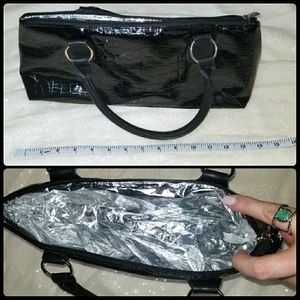 NWOT Insulated Faux Snakeskin Wine Purse in Black Patent